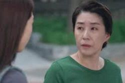Đang nằm ngủ, bà hàng xóm đến chơi chê trách con dâu ngủ nướng, mẹ chồng đáp lại câu làm tôi rưng rưng nước mắt