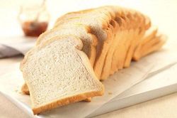 Chẳng cần làm nóng lại, chỉ một thao tác này bánh mì cũ sẽ mềm như mới
