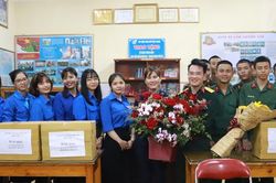 Đoàn thanh niên Cơ quan TƯ Hội LHPN Việt Nam tặng gần 500 cuốn sách cho Tiểu đoàn Bình Ca