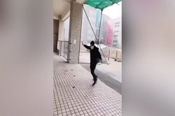 Gió lớn thổi bay mái nhà, hất tung người đi bộ tại Trung Quốc