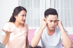 Chồng đi xem phim với gái nhưng không chịu thừa nhận ngoại tình