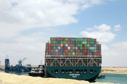 Con tàu chắn ngang kênh đào Suez có thể thoát nạn sớm hơn dự kiến