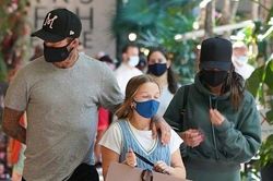 Harper Beckham lớn phổng phao, vui vẻ dạo phố cùng bố mẹ