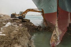 Khối lượng việc khổng lồ phải làm để cứu tàu mắc kẹt ở kênh đào Suez