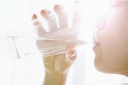 Dừng uống nước ngay khi cơ thể của bạn có những biểu hiện này