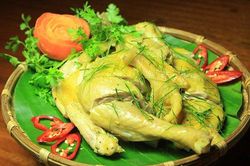 Cách luộc gà công nghiệp vàng ươm, dai ngon như gà nhà