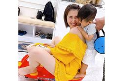 Hòa Minzy khoe ảnh chồng con vui đùa, thiếu gia Minh Hải bị soi mặc áo thiếu vải