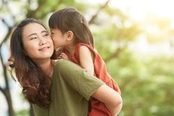 Những quy tắc bảo vệ con gái khi mẹ tái hôn
