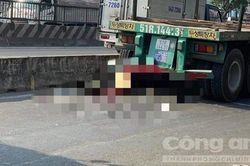 Xe máy dính vào đuôi xe đầu kéo ở Sài Gòn, thanh niên tử vong