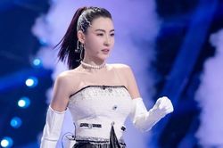 Trương Bá Chi nhảy vũ điệu hoa anh đào