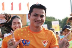 HLV Kiatisuk cùng Hoa hậu Việt Nam tiếp lửa cho giải marathon