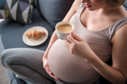 Ai không được uống cà phê?