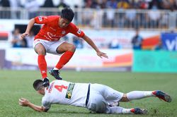 Lee Nguyễn né cú vào bóng nhanh của ngoại binh HAGL