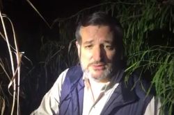 Ted Cruz bị chế nhạo vì lội sông thăm biên giới Mexico
