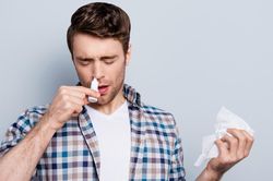 Oxford-AstraZeneca bắt đầu thử nghiệm vaccine xịt mũi ngừa Covid-19