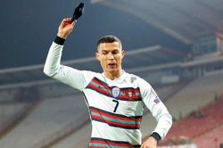 Ronaldo vứt băng đội trưởng vì bị 'cướp trắng' bàn thắng