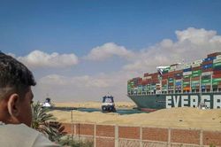 150 năm huy hoàng của kênh đào Suez 'sụp đổ' vì một con tàu mắc kẹt