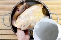 Luộc gà vàng ươm căng bóng, da giòn thịt ngọt chỉ cần dùng đúng 1 thứ này, đầu bếp nhà hàng cũng phải 'nể'