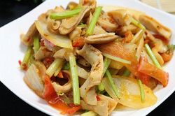Vợ đảm trổ tài làm dạ dày xào sa tế cay giòn, ông xã vừa nhâm nhi vừa xem bóng thì ngon hết sảy