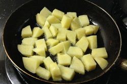 Muốn xào khoai tây thơm ngon mà không dính chảo cứ làm theo cách này, đảm bảo ai cũng phải khen
