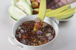 Cách làm nước chấm xoài xanh kiểu Thái ngon 'nuốt lưỡi'