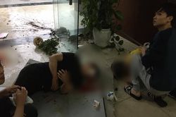 Hà Nội: Thủng trần chung cư, đôi nam nữ rơi lọt xuống đất trọng thương