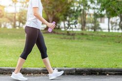 Đi bộ, tưởng dễ nhưng nhiều người mắc sai lầm