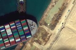 Tàu quay ngang kẹt trên kênh Suez đã 'dịch chuyển nhẹ', chưa biết khi nào kênh thông
