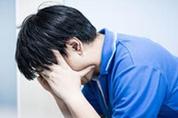 Vì món nợ, vợ bỏ đi dù chồng quỳ gối van xin