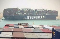Vì sao tàu mắc kẹt ở kênh đào Suez có tên Ever Given, trong khi thân tàu có chữ Evergreen?