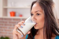Hóa ra uống nhiều sữa không hề tốt cho da như bạn vẫn nghĩ, lý do vô cùng bất ngờ!