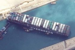 Giải cứu thành công tàu khổng lồ chắn ngang kênh đào Suez, giá dầu liền giảm