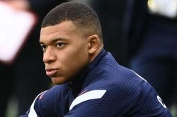 Mbappe bất ngờ vì Martial từ chối bắt tay