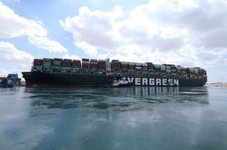Ai Cập hy vọng thủy triều lên sẽ giúp giải cứu tàu kẹt ở kênh Suez