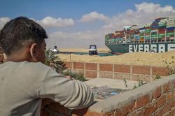 Người phát tài, người 'chạy ăn từng bữa' vì sự cố kênh đào Suez
