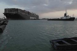 Tàu Ever Given đang xoay đúng hướng di chuyển ở kênh đào Suez