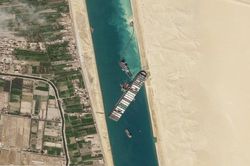 Tàu Ever Given nổi một phần sau sáu ngày kẹt trên kênh đào Suez