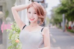 Từng bị 'ném đá', mốt mặc áo lộ nội y bất ngờ được lăng xê