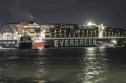 Siêu tàu Ever Given được giải cứu ở kênh đào Suez, núi hàng khổng lồ vẫn lênh đênh