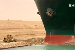 Siêu tàu Ever Given 'án ngữ' Kênh đào Suez, kịch bản tồi tệ với thương mại toàn cầu