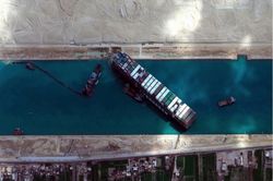 Sự cố siêu tàu mắc kẹt ở Suez, xuất khẩu Việt Nam bị thiệt hại lớn