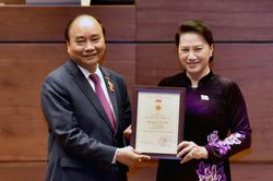 Trao Kỷ niệm chương cho Chủ tịch Quốc hội Nguyễn Thị Kim Ngân, Thủ tướng Nguyễn Xuân Phúc