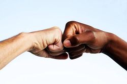 Tôn trọng sự khác biệt của người khác là biểu hiện EQ hàng đầu
