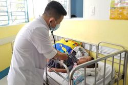 Báo động trẻ nhập viện do mắc tay chân miệng gia tăng, nhiều ca diễn tiến nặng