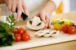 Người bị bệnh ung thư nên ăn uống như thế nào?