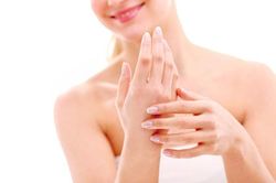 Bí quyết dưỡng da tay mềm mịn, hết nhăn