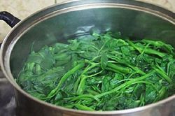 Nên mở hay đậy nắp xoong khi luộc rau?