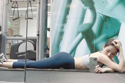 Lệ Quyên liên tục khoe ngực đầy, mông cong chứng minh không hề gầy gò như fan xì xào