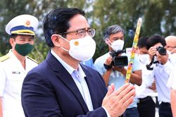 Thủ tướng dâng hương tưởng niệm chiến sĩ Gạc Ma, thăm Lữ đoàn Tàu ngầm và Vùng 4 Hải quân