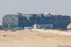 Tàu hàng mắc kẹt ở kênh đào Suez: Đã dịch chuyển nhưng chưa nổi